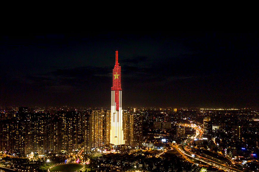 Lá cờ Tổ quốc chiếu sáng trên tòa nhà Landmark 81. Ảnh: sưu tầm