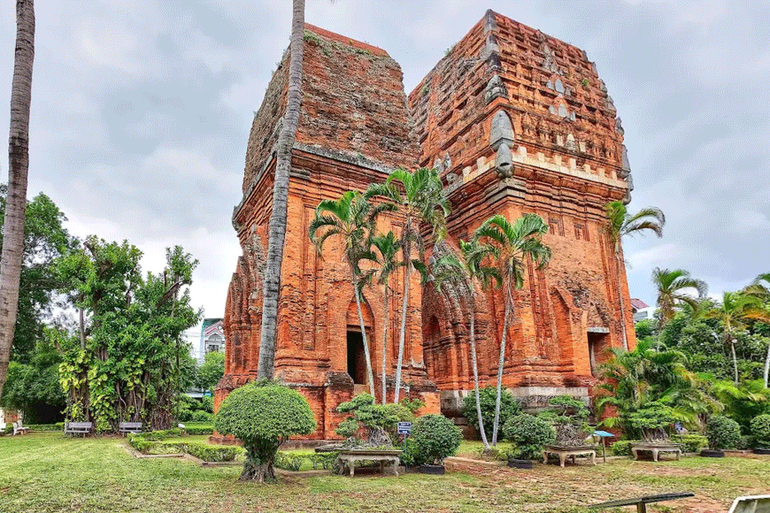 Tháp Đôi Quy Nhơn. Ảnh: sưu tầm