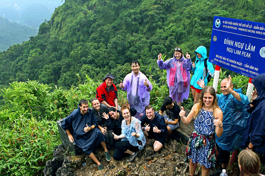 Chinh phục đỉnh Ngự Lâm. Ảnh: sưu tầm