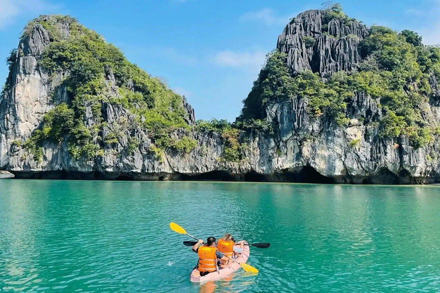 Chèo kayak tham quan đảo Ba Trái Đào. Ảnh: sưu tầm