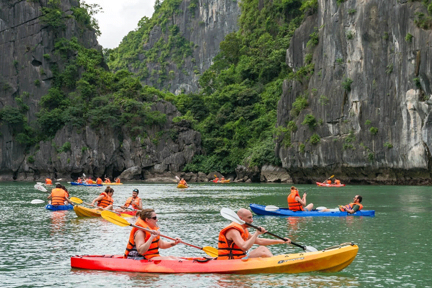 Chèo kayak khám phá vịnh. Ảnh: sưu tầm