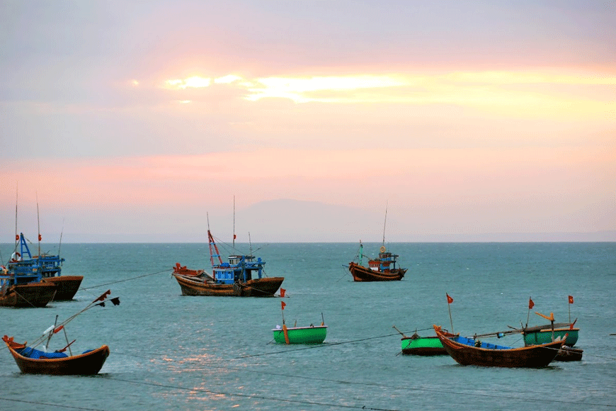 Tàu thuyền ra khơi từ làng chài Hàm Ninh. Ảnh: sưu tầm