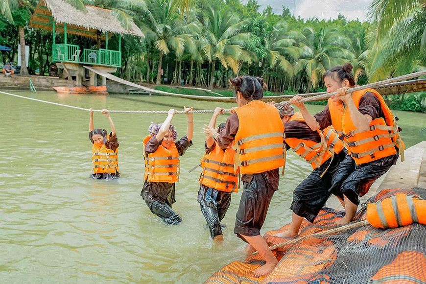 Vui chơi tại Cồn Quy. Ảnh: sưu tầm