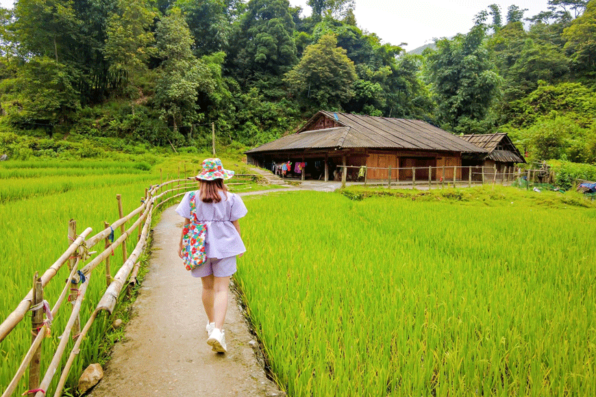 Tham quan check in tại bản làng. Ảnh: sưu tầm