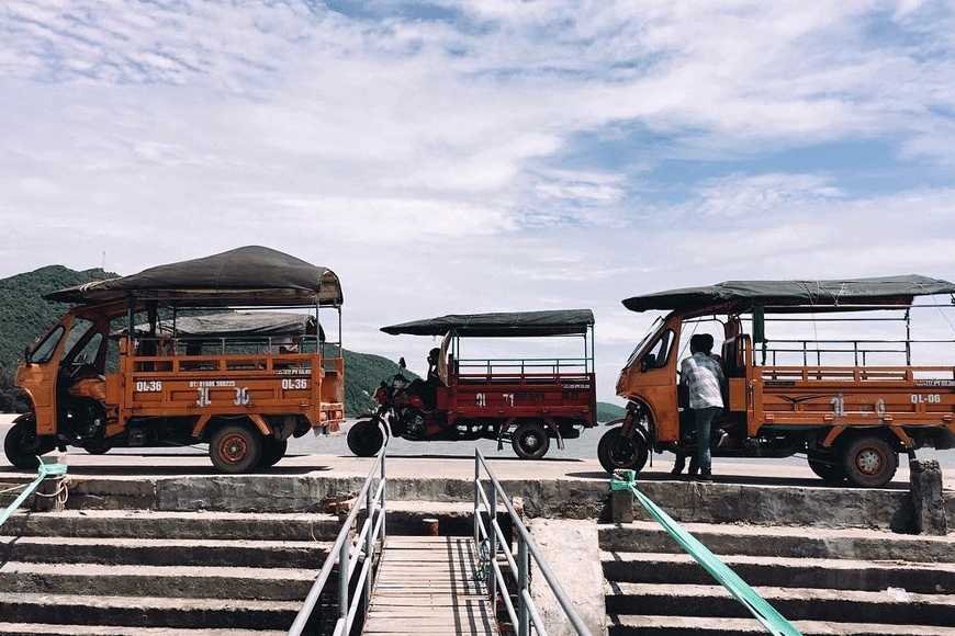 Xe tuk tuk trên đảo Quan Lạn. Ảnh: sưu tầm