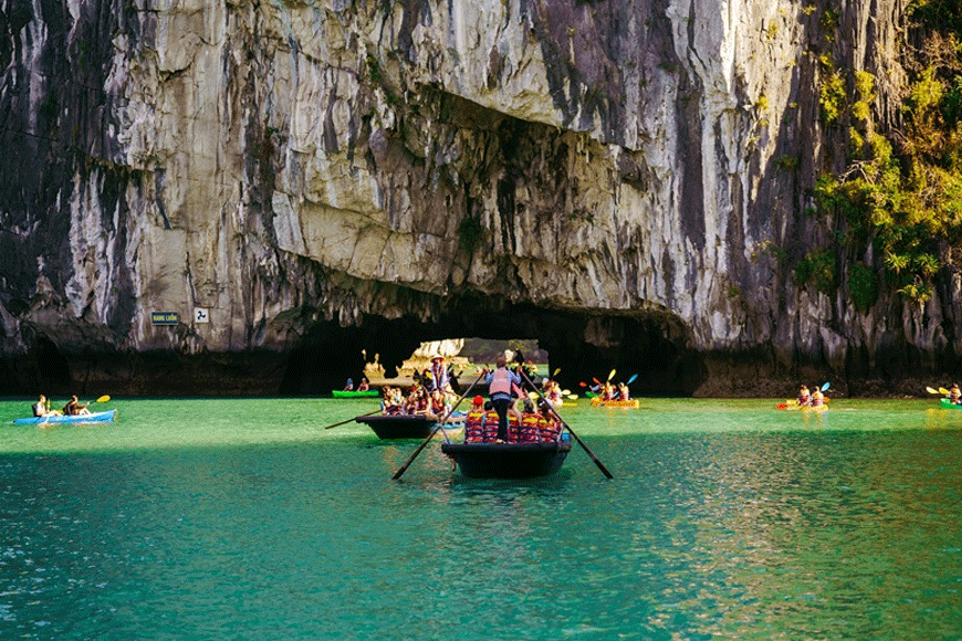 Thuyền nan khám phá Hang Luồn. Ảnh: sưu tầm