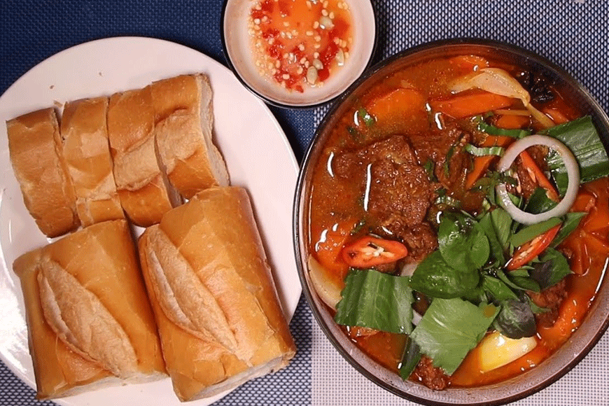 Bánh mì bò kho hấp dẫn. Ảnh: sưu tầm