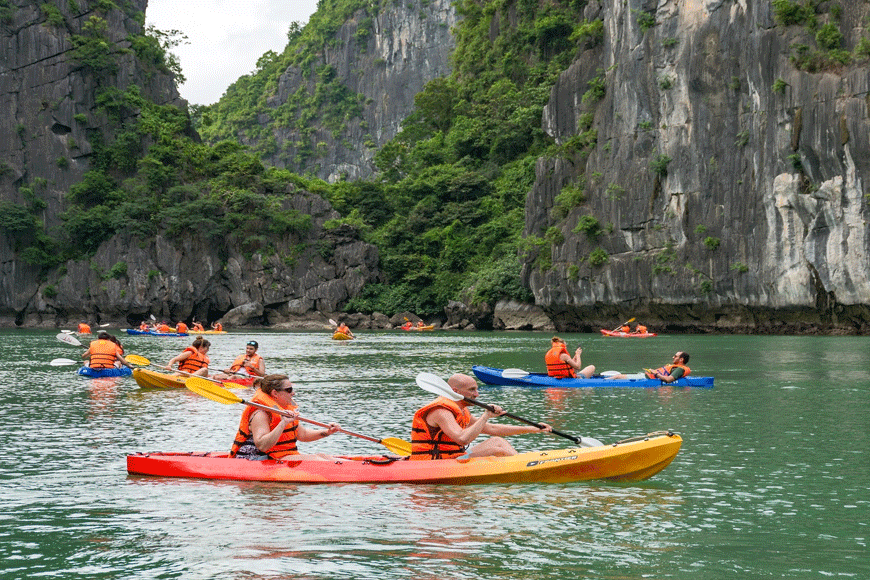 Chèo thuyền Kayak để tiếp cận đảo Bồ Hòn. Ảnh: sưu tầm