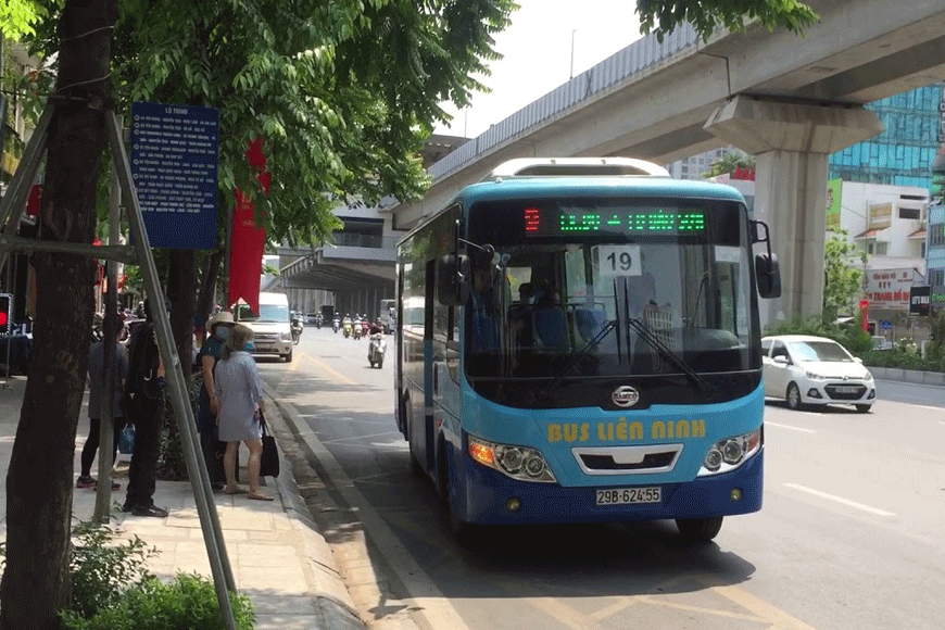 Di chuyển bằng xe bus tuyến 19. Ảnh: sưu tầm