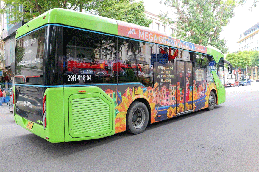 Di chuyển bằng xe bus để tới Tạ Hiện. Ảnh: sưu tầm