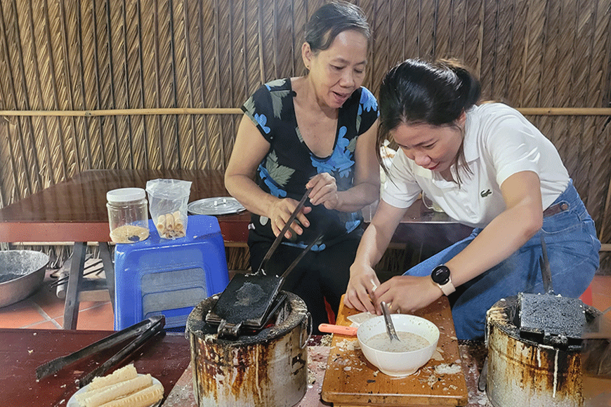 Trải nghiệm làm bánh tráng. Ảnh: sưu tầm