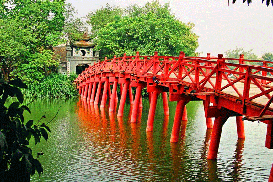 Cầu Thê Húc đỏ rực. Ảnh: sưu tầm