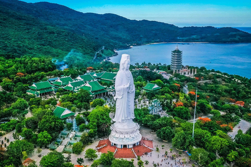 Chùa Linh Ứng tại bán đảo Sơn Trà. Ảnh: sưu tầm