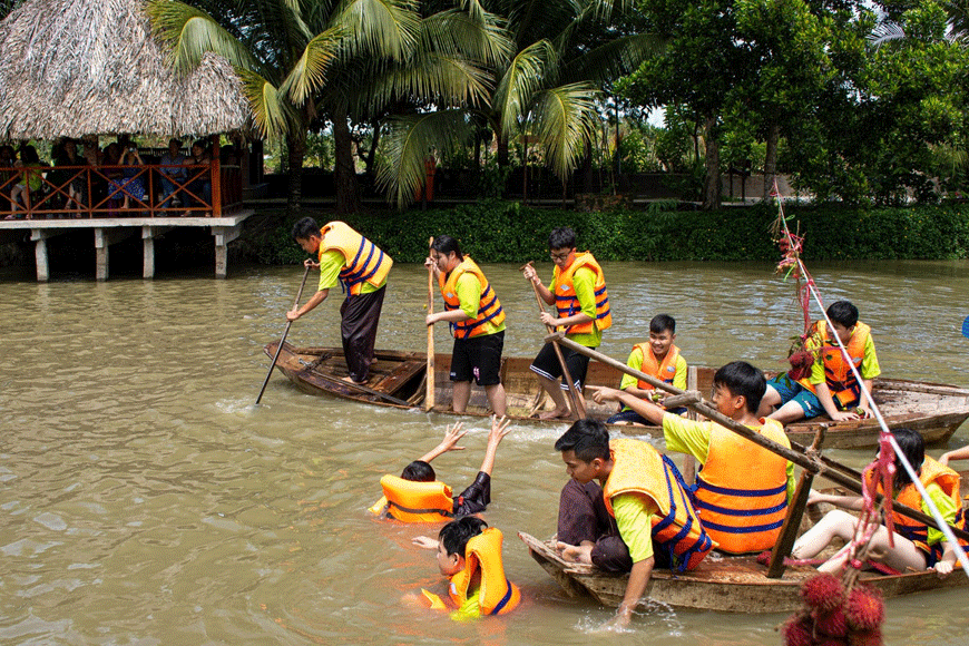 Các trò vui chơi giải trí tại Xẻo Nhum. Ảnh: sưu tầm