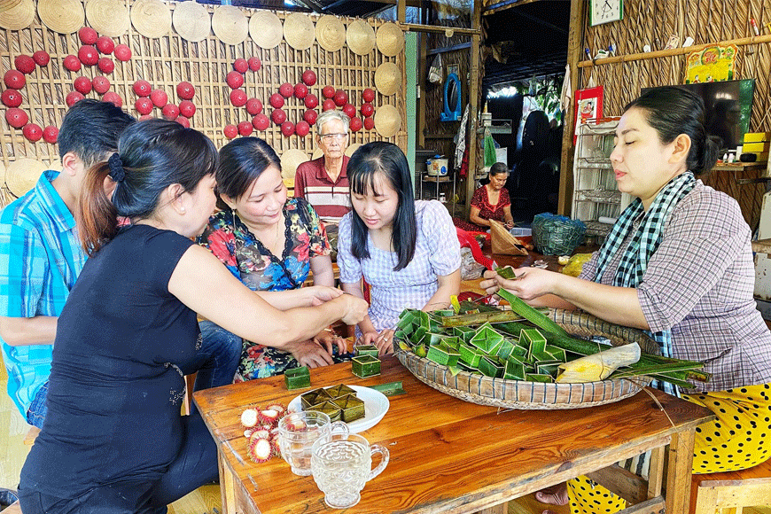 Trải nghiệm làm bánh tại Cồn Sơn. Ảnh: sưu tầm