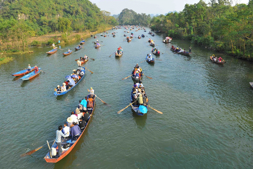 Di chuyển bằng thuyền tại chùa Hương. Ảnh: sưu tầm