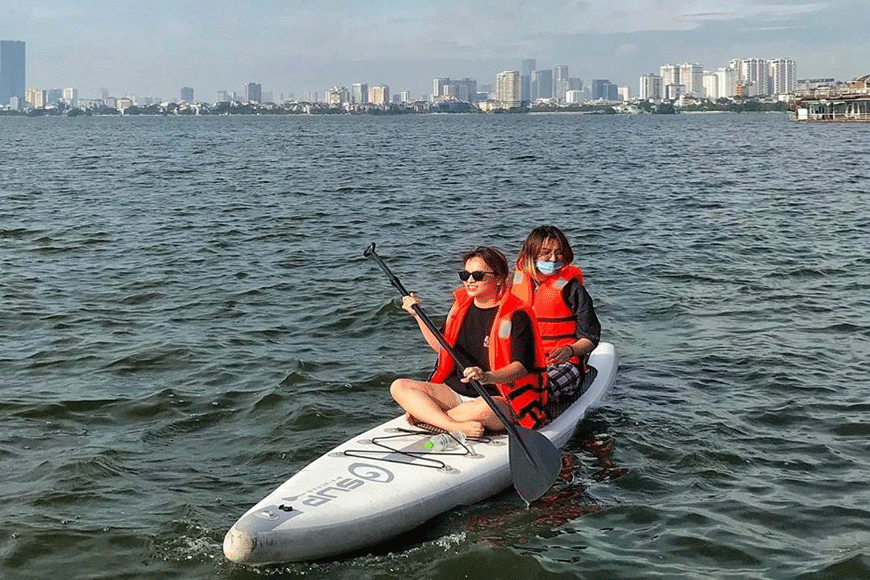 Chèo kayak tại Hồ Tây. Ảnh: sưu tầm