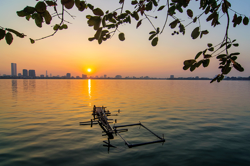 Hồ Tây lộng gió. Ảnh: sưu tầm