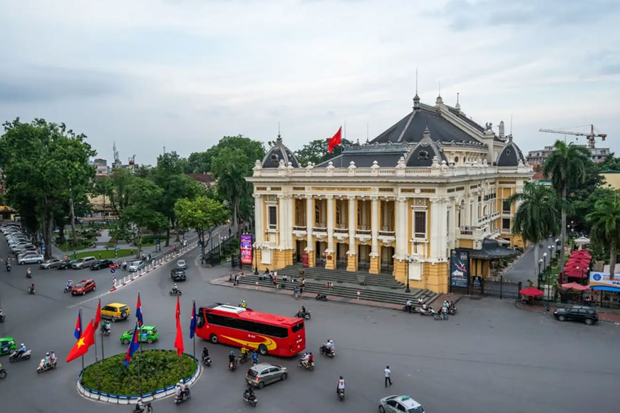 Bên ngoài Nhà hát Lớn Hà Nội. Ảnh: Sưu tầm 