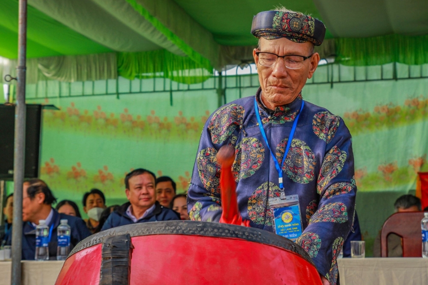 Người đại diện cho làng đánh trống khai mạc lễ hội. Ảnh: Sưu tầm