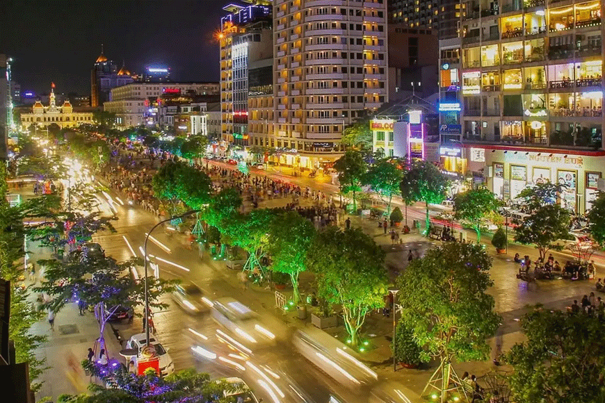 Sử dụng phương tiện thích hợp để di chuyển tới phố đi bộ Nguyễn Huệ. Ảnh: sưu tầm