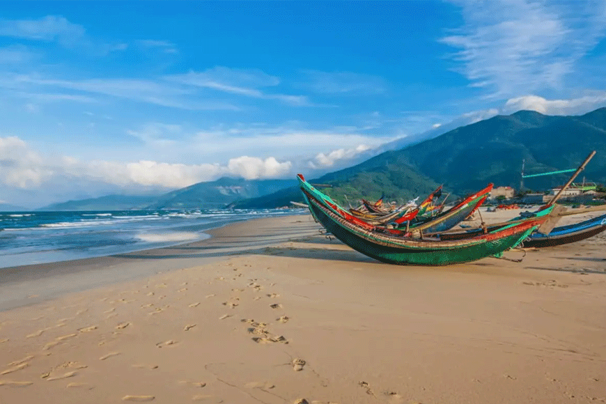 Vẻ đẹp thơ mộng tại bãi biển Lăng Cô. Ảnh: sưu tầm