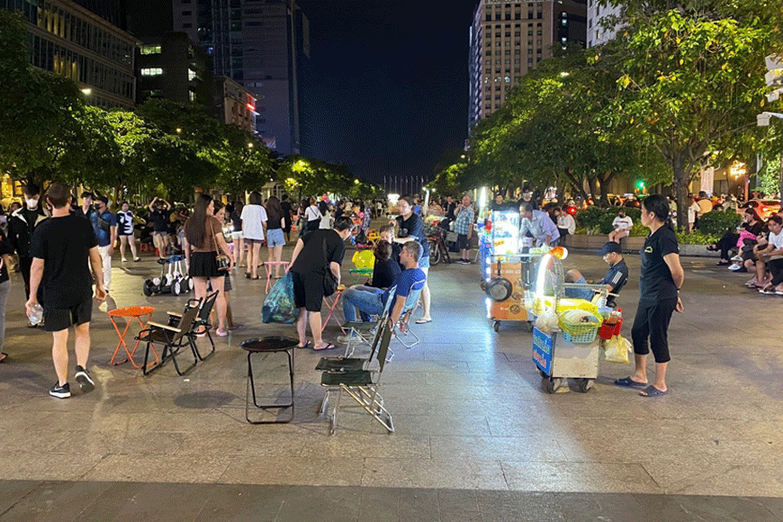 Những gánh hàng rong với ẩm thực đường phố tại phố đi bộ. Ảnh: sưu tầm