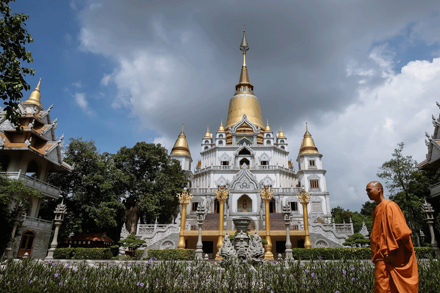 Tham gia thiền định, tu tập tại chùa Bửu Long. Ảnh: sưu tầm