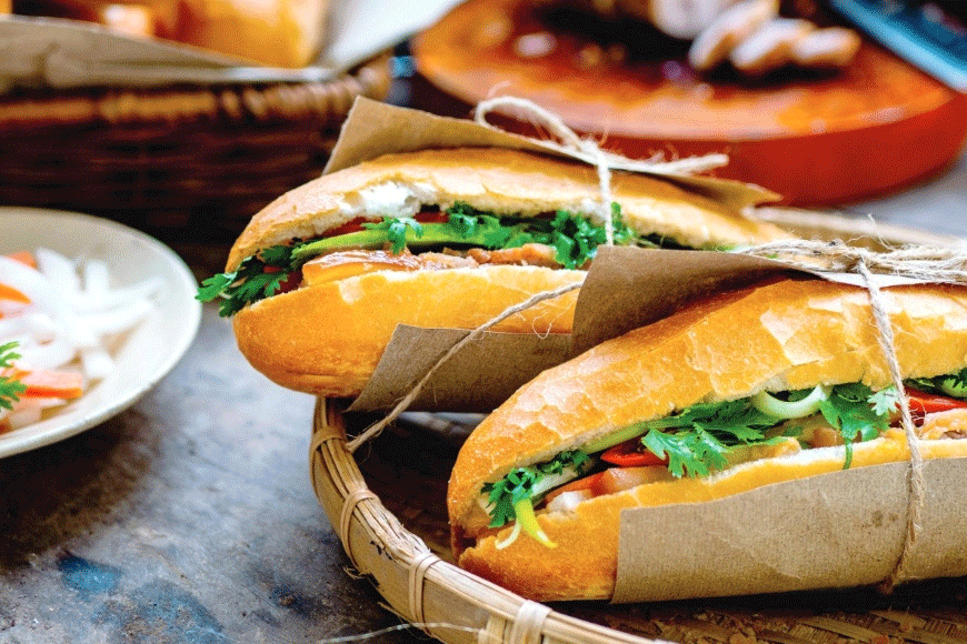 Thưởng thức bánh mì Sài Gòn nóng giòn. Ảnh: sưu tầm