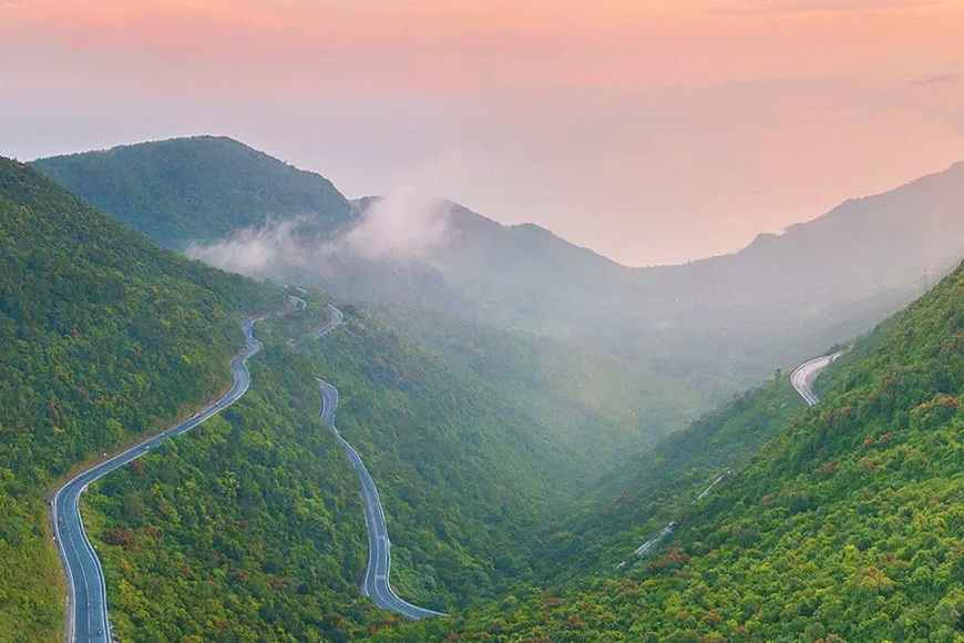 Đèo Hải Vân hùng vĩ. Ảnh: sưu tầm