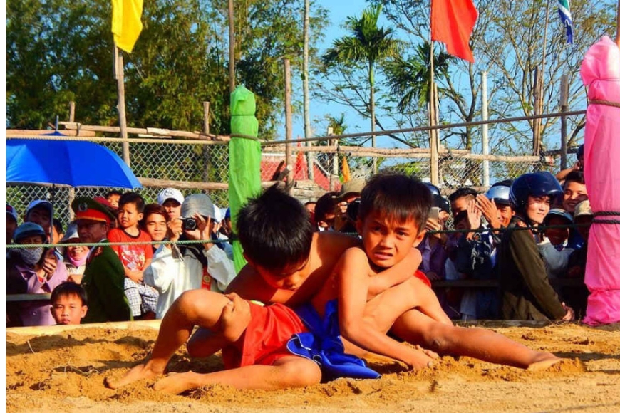 Hội vật làng Sình không giới hạn đối tượng tham gia thi đấu. Ảnh: Sưu tầm