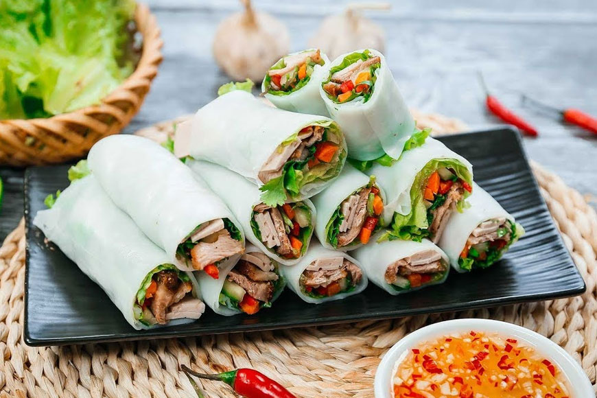 Phở cuốn Hà Nội được loàm từ thịt bò, rau, bánh phở cuốn… chấm cùng nước mắm chua ngọt. Ảnh: Sưu tầm 