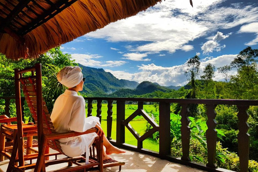 Tầm view cực xịn từ ban công phòng ngủ của Mai Châu Ecolodge. Ảnh: Sưu tầm 