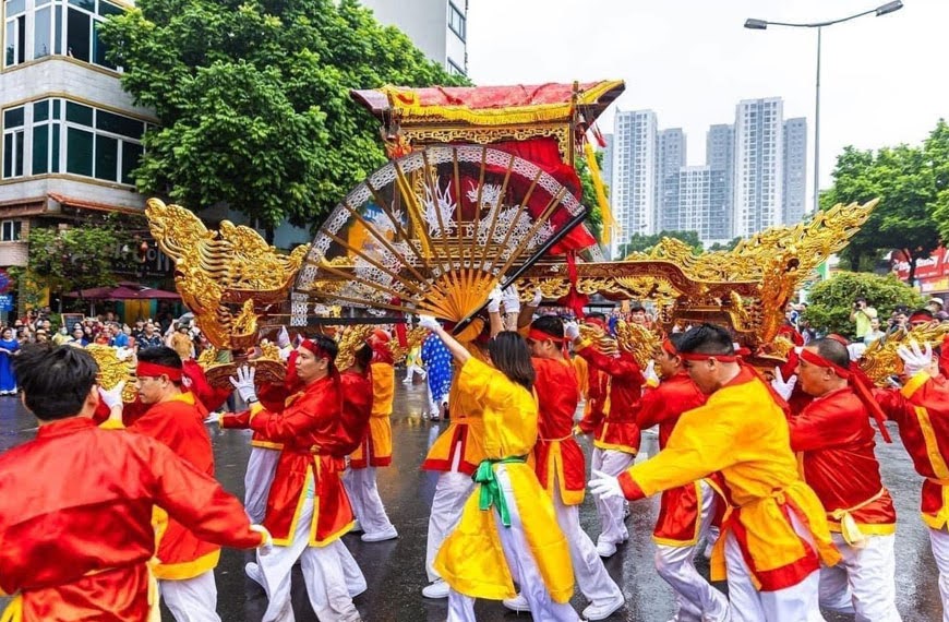 Lễ rước Tổ nghề làng lụa Vạn Phúc.