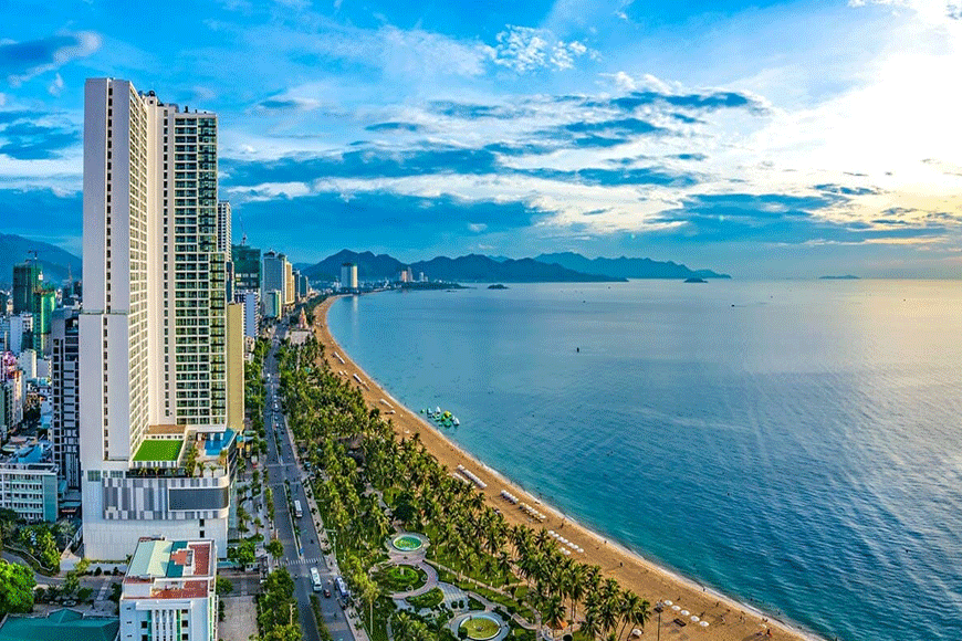 Bờ biển Trần Phú thẳng tắp tuyệt đẹp. Ảnh: sưu tầm