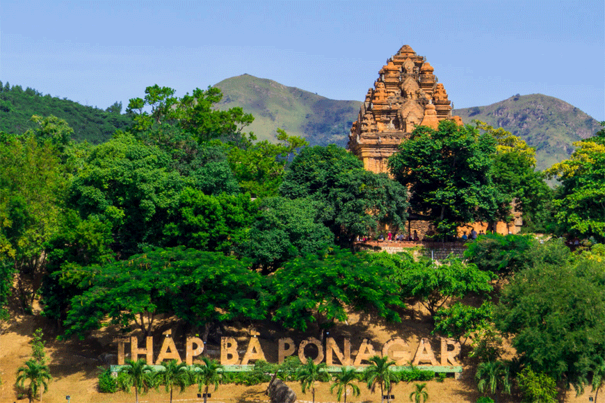 Thác Bà Ponagar nổi bật giữa không gian xanh mát. Ảnh: sưu tầm