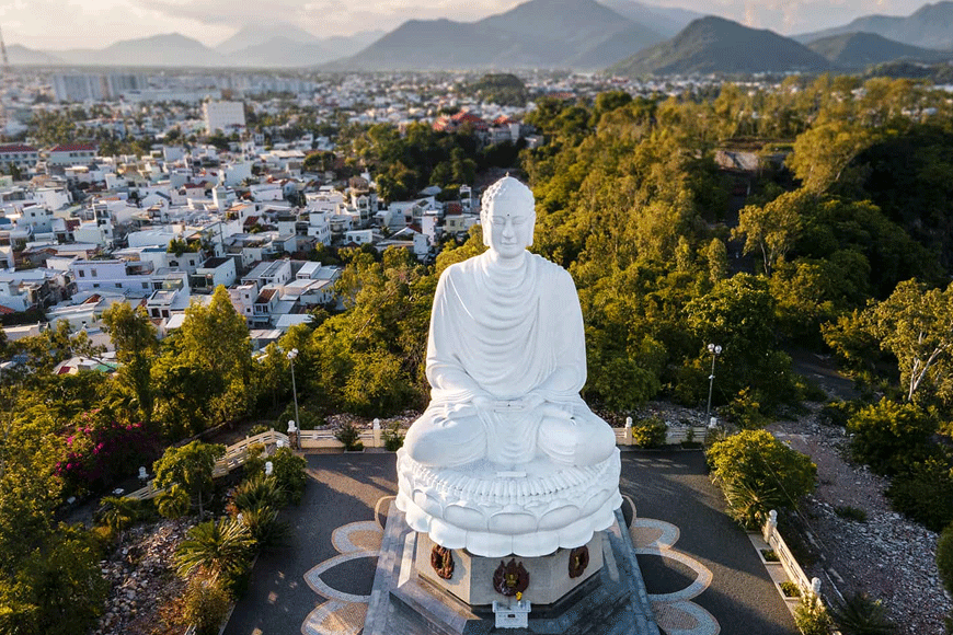 Tượng Phật Trắng uy nghiêm. Ảnh: sưu tầm