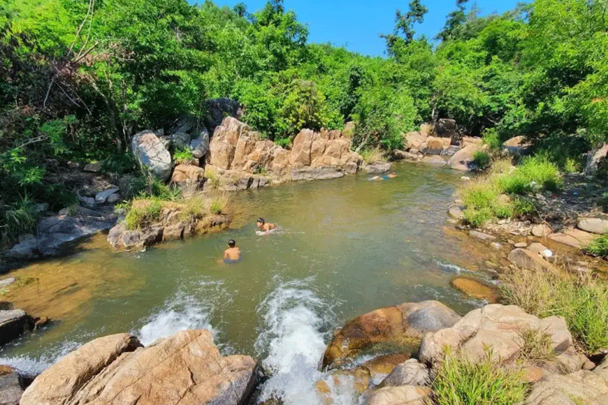 Hòa mình trong dòng suối mát lạnh. Ảnh: sưu tầm