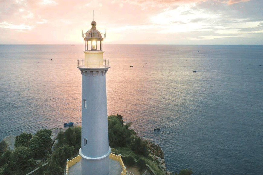 Vẻ đẹp trữ tình tại Hải đăng Hòn Chút. Ảnh: sưu tầm