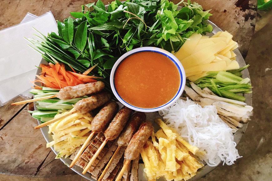 Thưởng thức món nem nướng hấp dẫn. Ảnh: sưu tầm