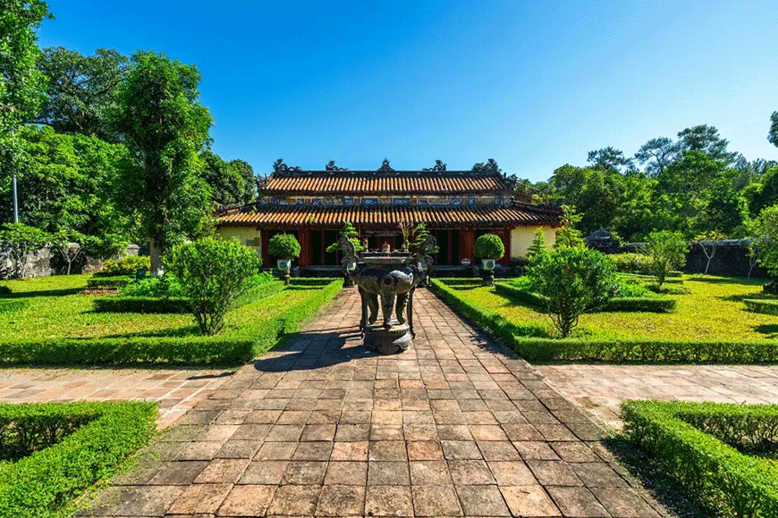 Không gian xanh mát xung quanh Điện Minh Thành. Ảnh: sưu tầm