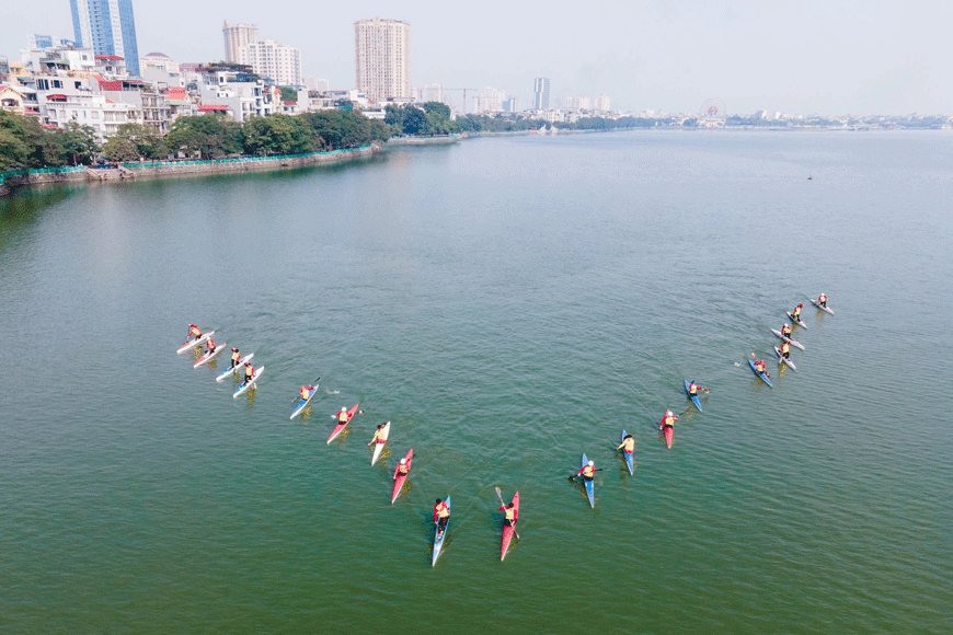 Chèo kayak tại Hồ Tây. Ảnh: sưu tầm