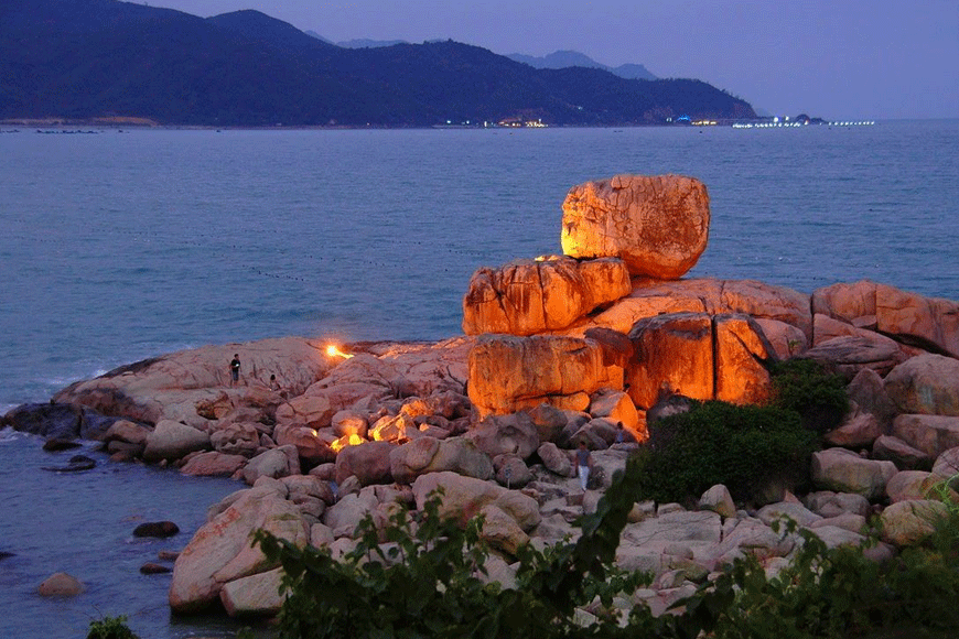 Vịnh Nha Trang ở xa xa. Ảnh: sưu tầm