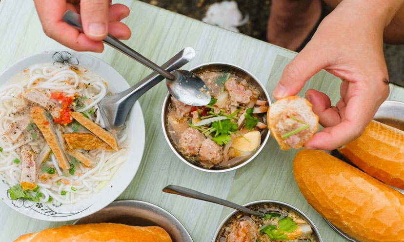 Bánh mì xíu mại. Ảnh: Sưu tầm