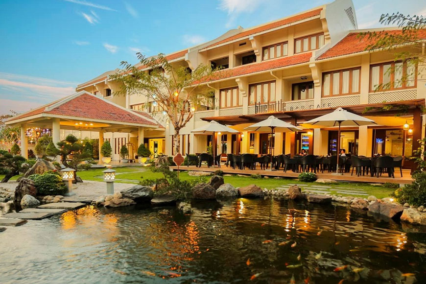 Khung cảnh bể cá khoi trong khuôn viên resort. Ảnh: Sưu tầm 