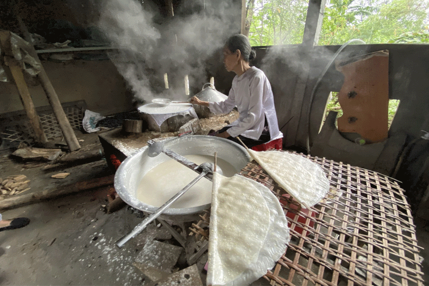 Đặt tâm tình vào từng chiếc bánh tráng. Ảnh: sưu tầm