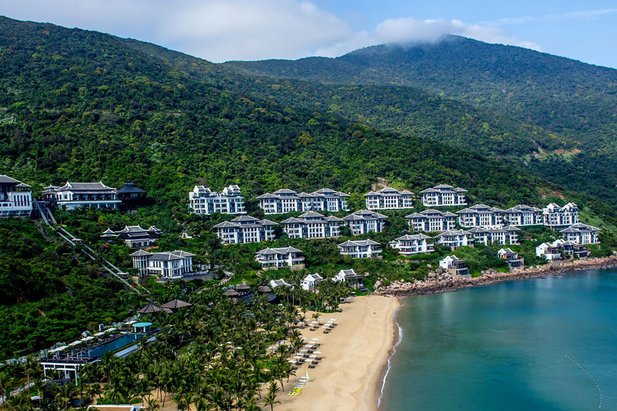 Với thế lưng tựa núi, các ban công của InterContinental Danang Sun Peninsula đều có tầm view hướng biển. Ảnh: Sưu tầm 