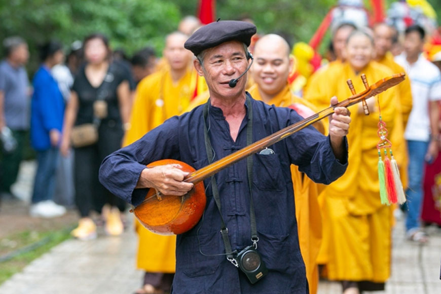 Ngoài việc tham gia vào không khí lễ trang nghiêm, phần hội cũng rất thu hút du khách và người dân địa phương tham gia. Ảnh: Sưu tầm 