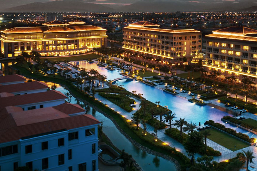 Sheraton Grand Đà Nẵng lung linh trong màn đêm. Ảnh: Sưu tầm 