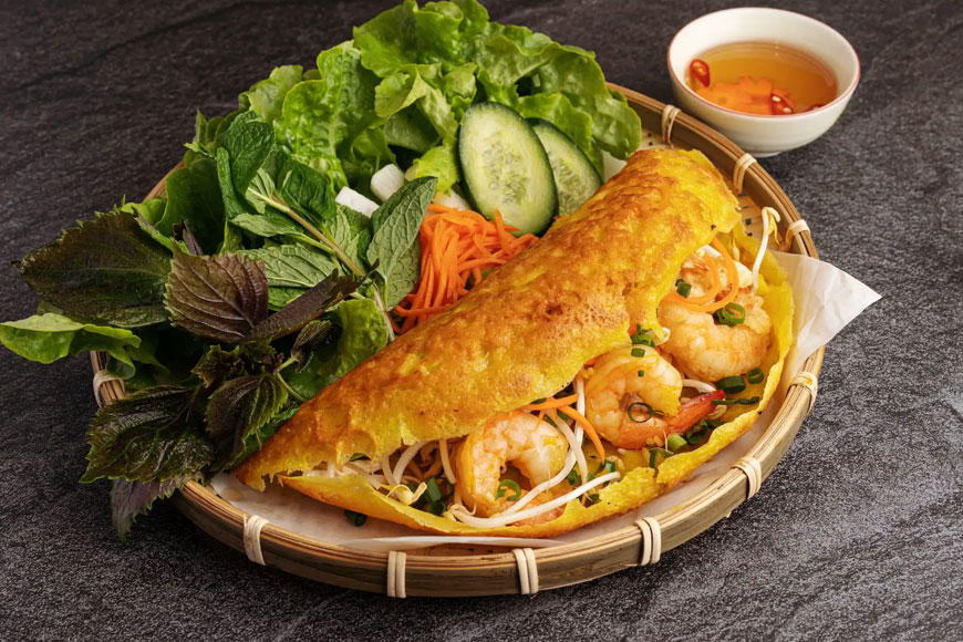 Thưởng thức hương vị bánh xèo Đà Nẵng. Ảnh: Sưu tầm 